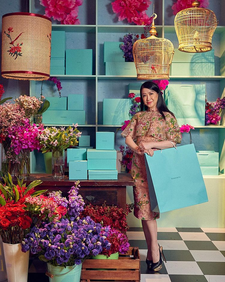 Guests pose with the Tiffany & Co. Florist backdrop at PINCNY2023 event
