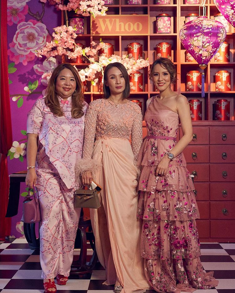 Guests pose with the History of Whoo backdrop at PINCNY2023 event