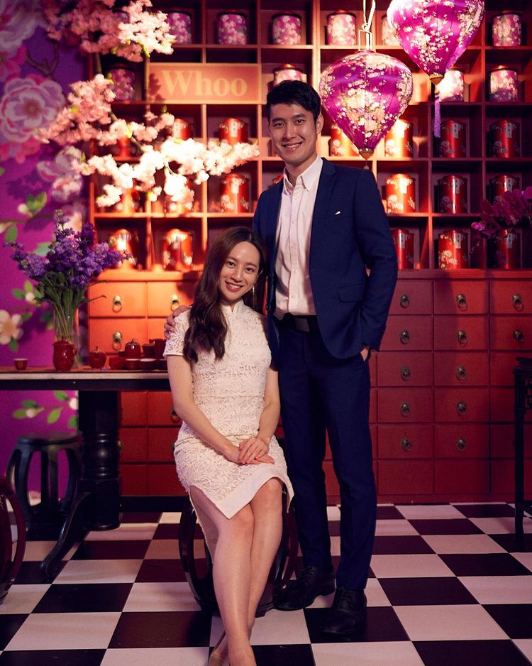 Guests pose with the History of Whoo backdrop at PINCNY2023 event